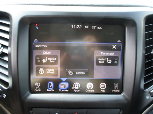 Used 2018 Jeep Cherokee Latitude FWD image 17