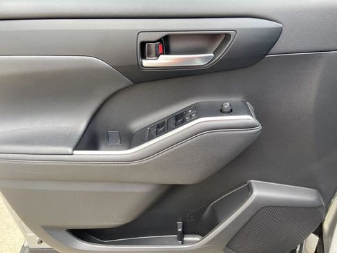 Used 2023 Toyota Highlander XLE AWD/4WD image 11