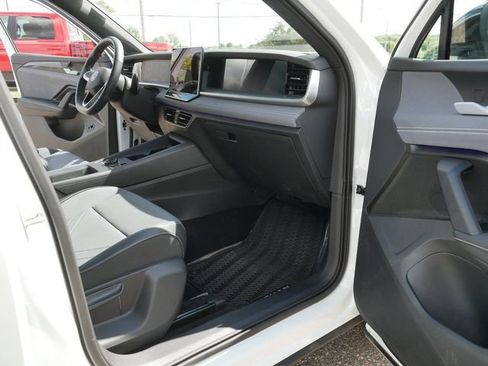 Certified 2026 Volkswagen Tiguan SE R-Line AWD/4WD image 19