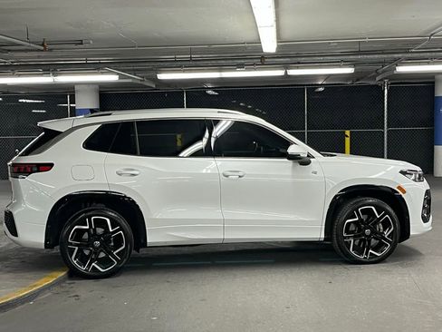 Certified 2025 Volkswagen Tiguan SEL R-Line image 40