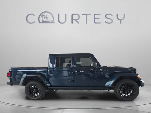 Used 2025 Jeep Gladiator Sport AWD/4WD image 7