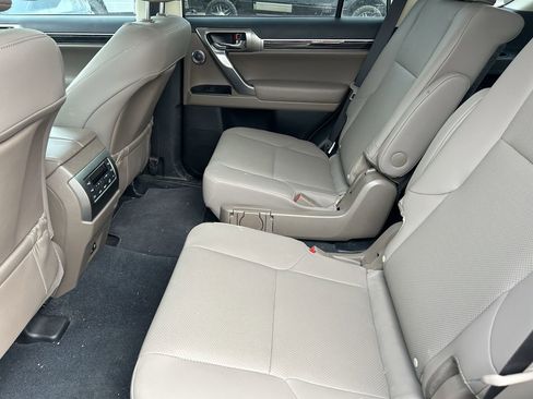 Used 2023 Lexus GX 460 Premium w/ Accessory Package image 11