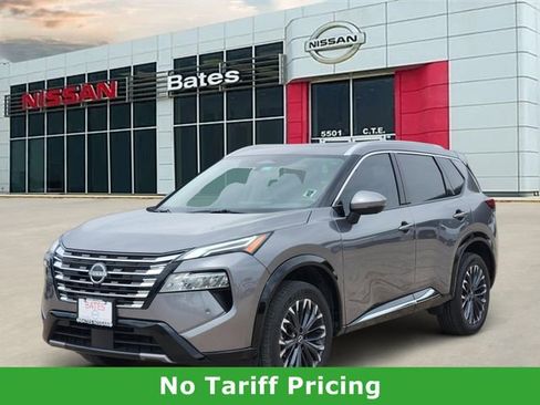 Used 2025 Nissan Rogue Platinum w/ Tech Package FWD image 2