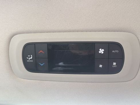 Used 2023 Chrysler Pacifica Touring-L FWD image 28