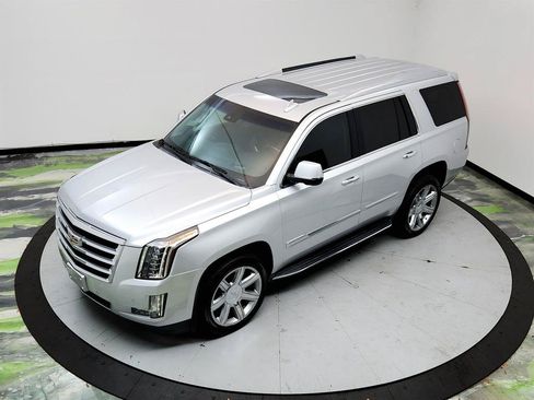 Used 2019 Cadillac Escalade Luxury RWD image 32