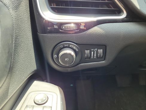 Used 2021 Jeep Cherokee Latitude Plus AWD/4WD image 15
