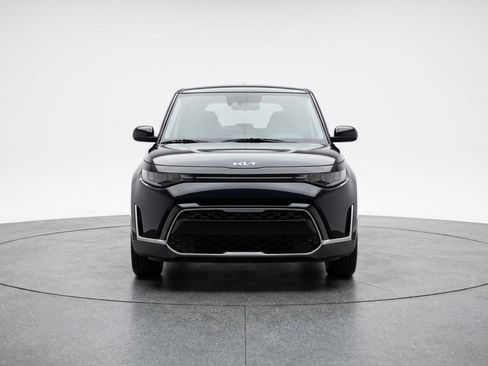 Used 2025 Kia Soul LX w/ LX Technology Package FWD image 2