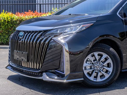 Used 2022 Toyota Sienna XLE AWD/4WD image 17
