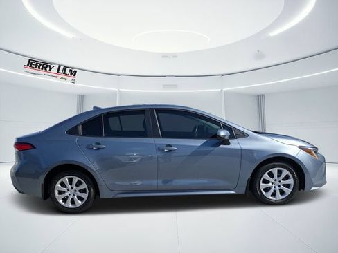 Used 2025 Toyota Corolla LE FWD image 2