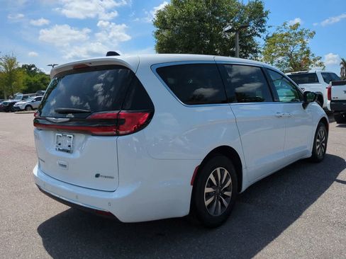 Used 2024 Chrysler Pacifica Limited FWD image 6