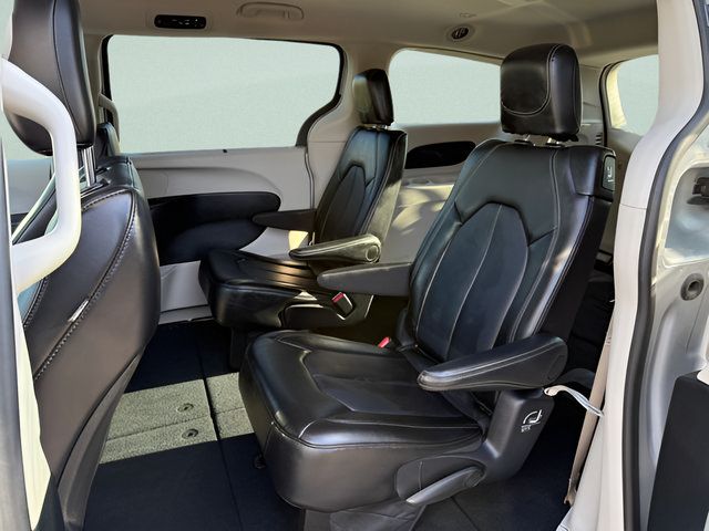 Used 2024 Chrysler Pacifica Touring-L FWD image 5