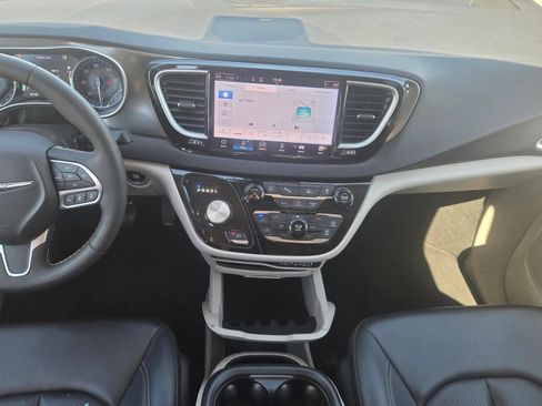 Used 2024 Chrysler Pacifica Touring-L FWD image 14