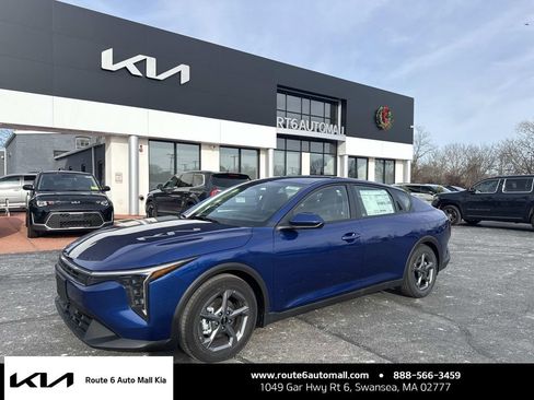 New 2025 Kia K4 LXS image 1