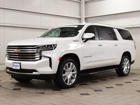 Used 2024 Chevrolet Suburban High Country w/ Advanced Technology Package image 3