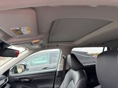 Used 2024 Toyota Highlander XLE image 9