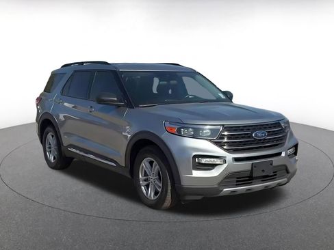 Used 2024 Ford Explorer XLT w/ Equipment Group 202A RWD image 3