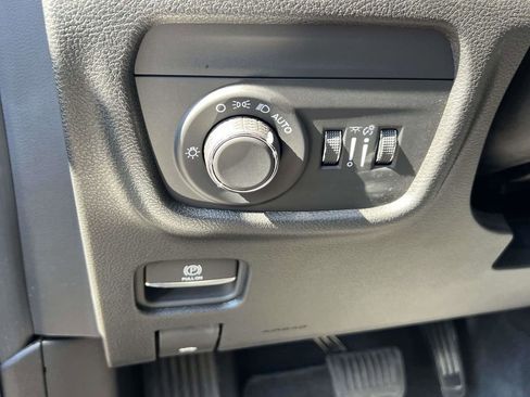 Used 2025 Jeep Grand Cherokee Laredo X image 21