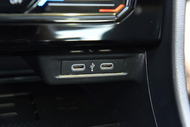 Used 2025 Volkswagen Jetta SE w/ Sunroof Package FWD image 16