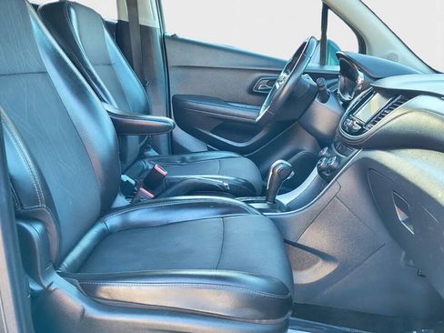 Used 2017 Chevrolet Trax LT w/ LT Convenience Package image 13