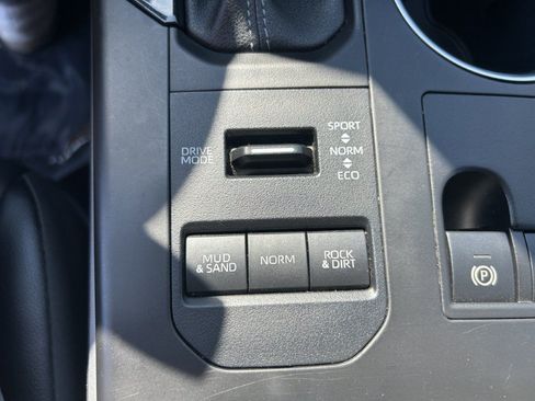 Used 2023 Toyota Highlander XLE AWD/4WD image 29