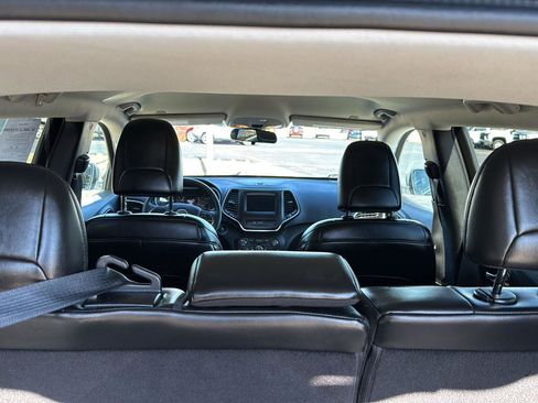 Used 2019 Jeep Cherokee Latitude Plus w/ Cold Weather Group image 10