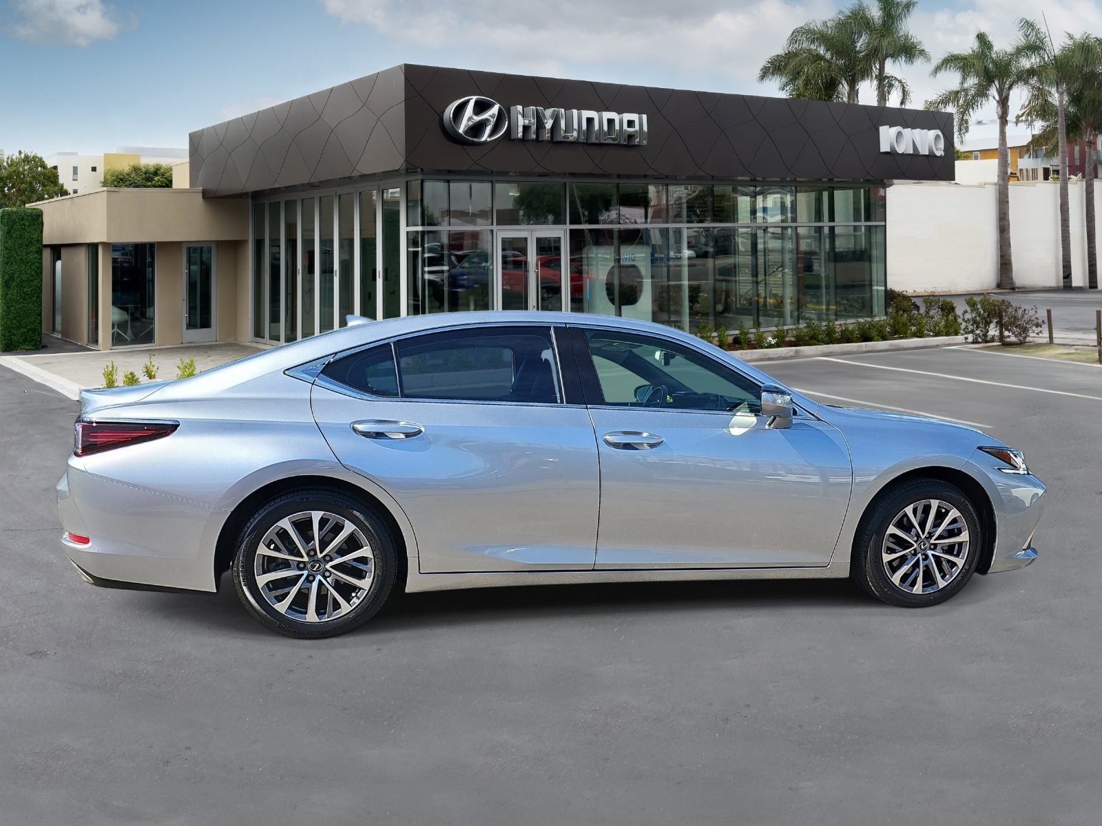 Used 2022 Lexus ES 350 w/ Accessory Package FWD image 2