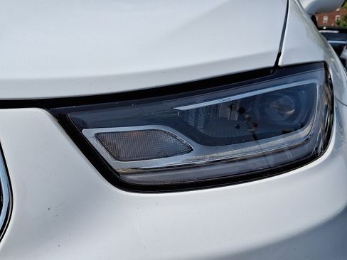 Used 2022 Chrysler Pacifica Touring-L image 8