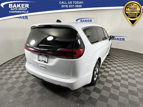 Used 2024 Chrysler Pacifica Limited image 9