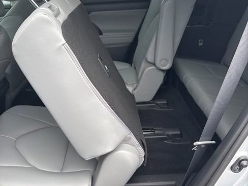 Used 2020 Toyota Highlander XLE image 13