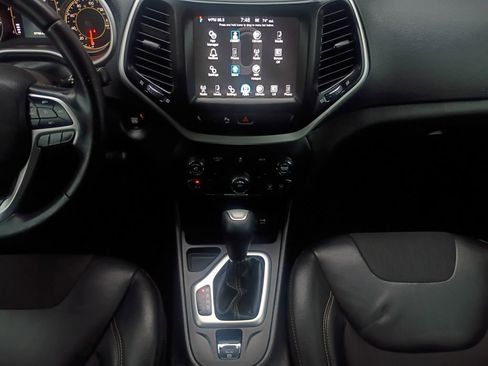 Used 2018 Jeep Cherokee Latitude Plus FWD image 3