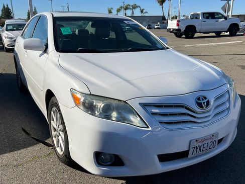 Used 2011 Toyota Camry XLE image 3