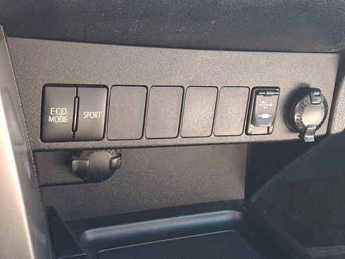 Used 2015 Toyota RAV4 XLE AWD/4WD image 16