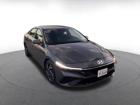 Used 2025 Hyundai Elantra Limited image 3