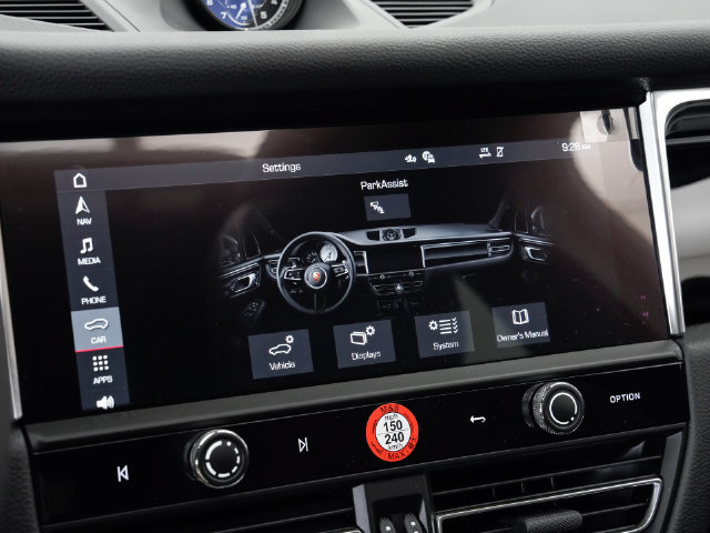 Certified 2026 Porsche Macan AWD/4WD image 18
