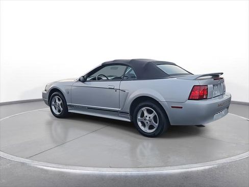 Used 2001 Ford Mustang 2dr Convertible Deluxe image 6