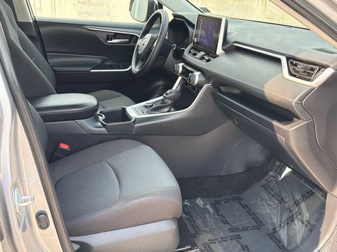 Used 2025 Toyota RAV4 XLE AWD/4WD image 9