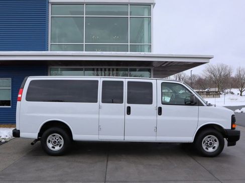 Used 2017 GMC Savana 3500 LS image 2