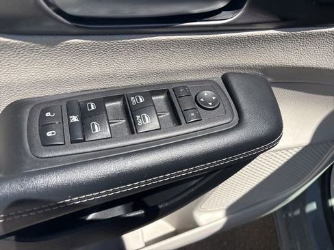 Used 2023 Chrysler Pacifica Touring-L FWD image 14