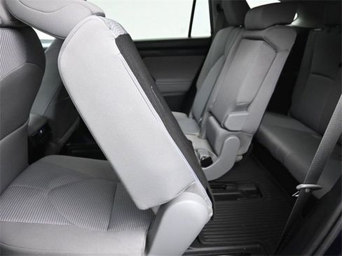 Used 2020 Toyota Highlander L image 27