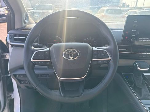 Used 2021 Toyota Sienna XLE w/ XLE Plus Package FWD image 3
