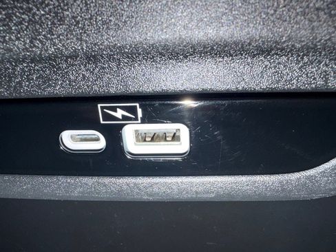 Used 2023 Chrysler Pacifica Touring-L FWD image 43