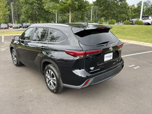 Used 2023 Toyota Highlander XLE FWD image 8