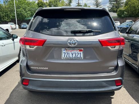 Used 2017 Toyota Highlander LE w/ Carpet Mat Package AWD/4WD image 5