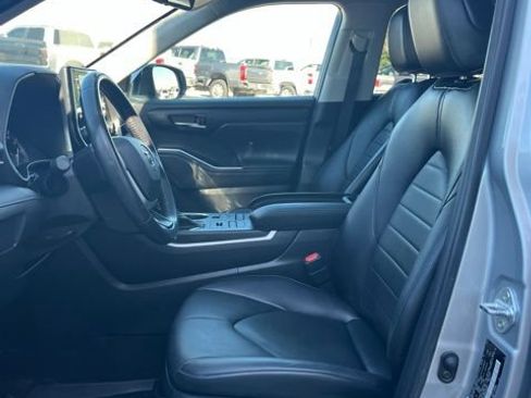 Used 2022 Toyota Highlander XLE AWD/4WD image 26