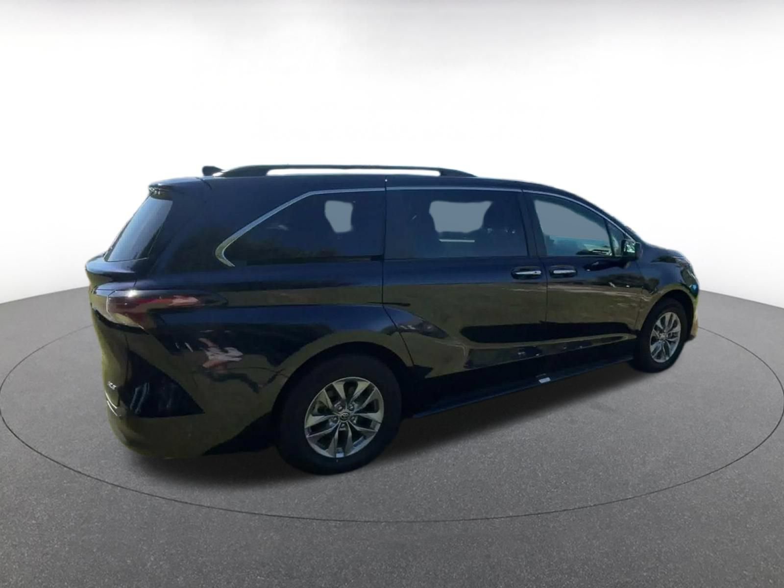 Used 2025 Toyota Sienna XLE FWD image 14