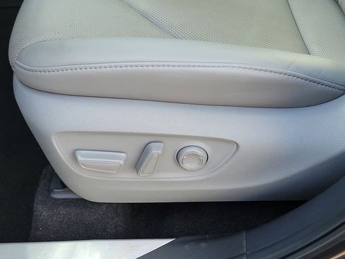 Used 2024 Toyota Highlander LE image 24