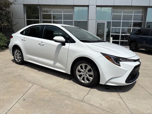 Used 2025 Toyota Corolla LE FWD image 2