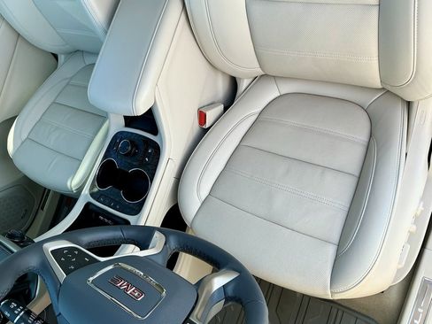 Used 2023 GMC Acadia Denali w/ Denali Technology Package image 44