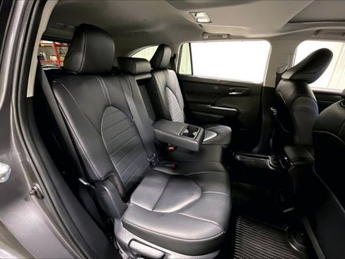 Certified 2024 Toyota Highlander XLE AWD/4WD image 28