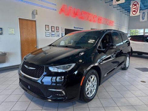 Used 2025 Chrysler Pacifica Select FWD image 8